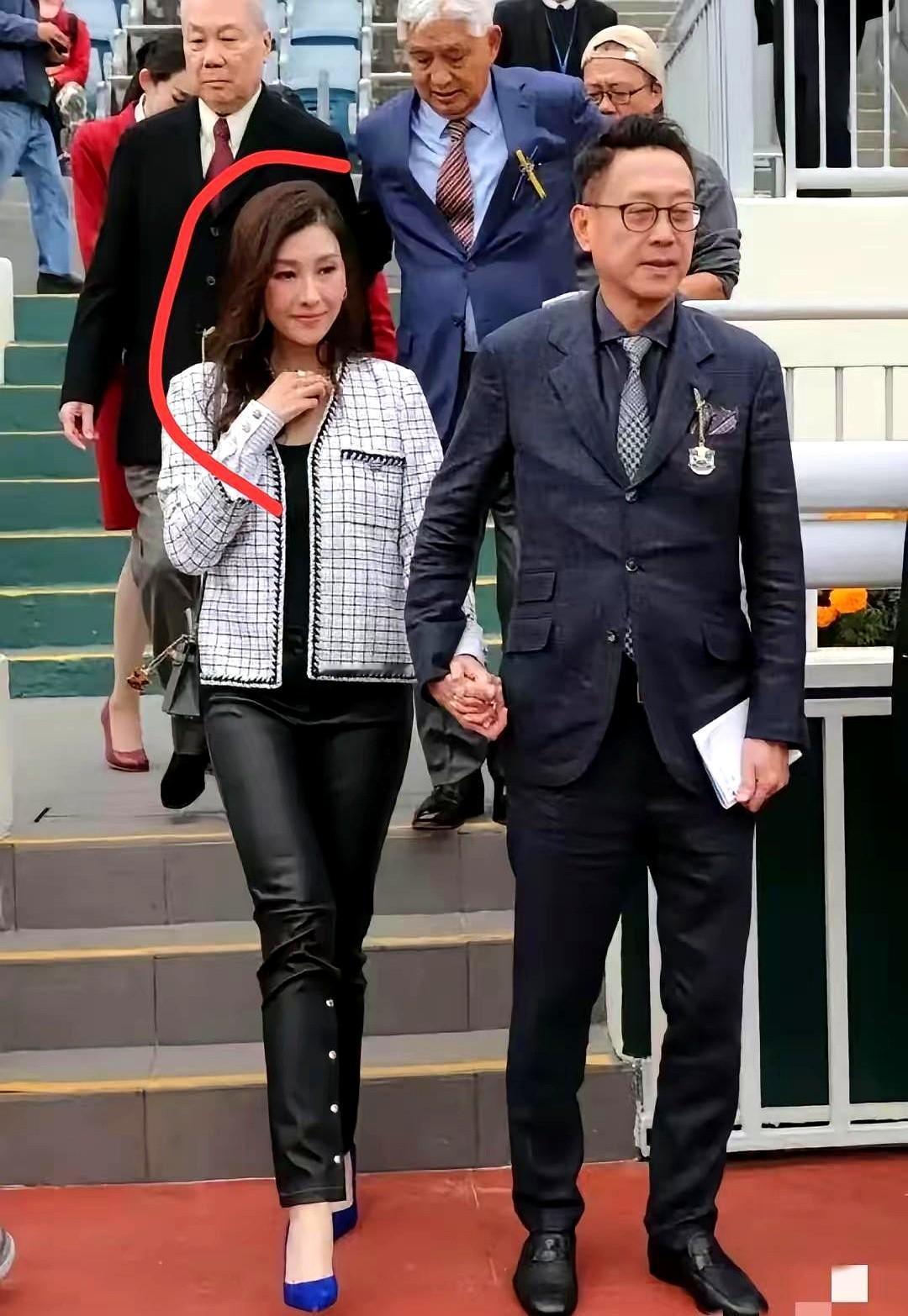 李嘉欣这头金发，真是染对了。

她老公许晋亨一旁牵着手，眼神里那种宠溺藏都藏不住