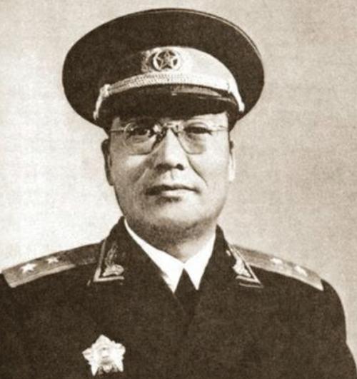 1955年，原琼崖纵队副司令员马白山进京，被授予少将，可他看到一位中将时，却不淡
