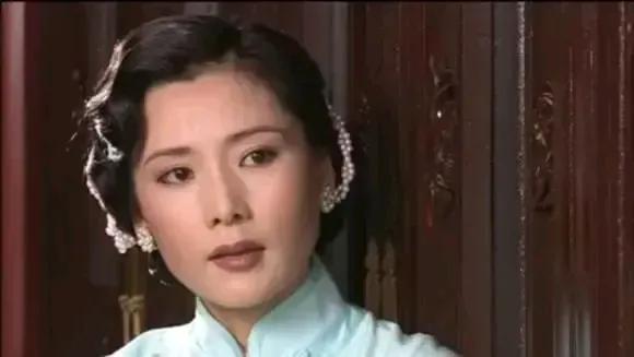 #秋日生活打卡季#《大宅门》是我非常喜欢的一部电视剧。其中扮演杨九红的何赛飞，用