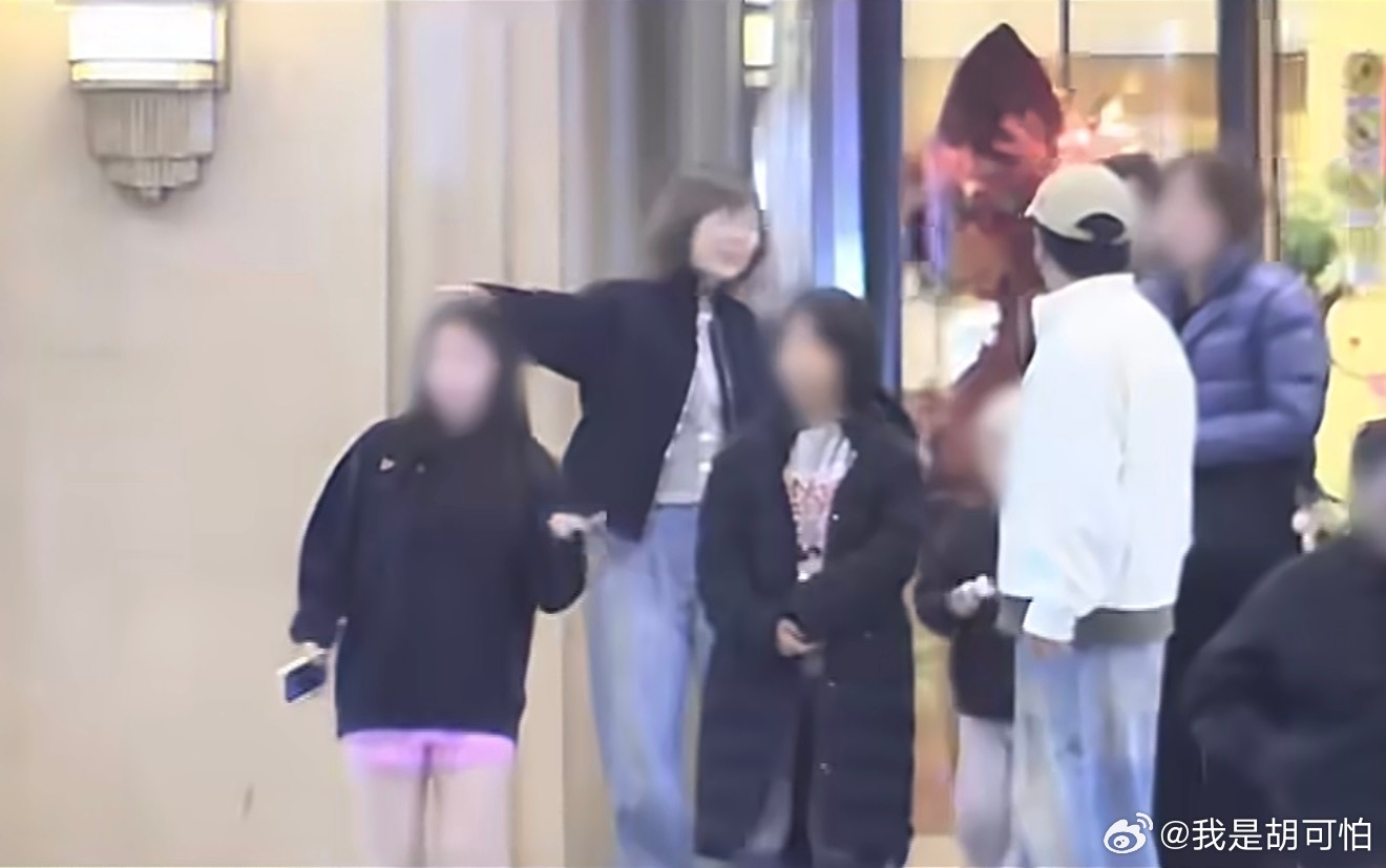 黄渤现在快成家里的海拔底线了再过几年俩女儿身高超过黄渤说不定是没跑了黄渤两个女儿