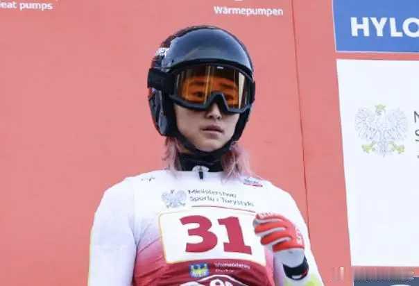 为国争光，创造历史！中国运动员曾坪在国际雪联跳台滑雪世界杯德国奥伯斯多夫站比赛中