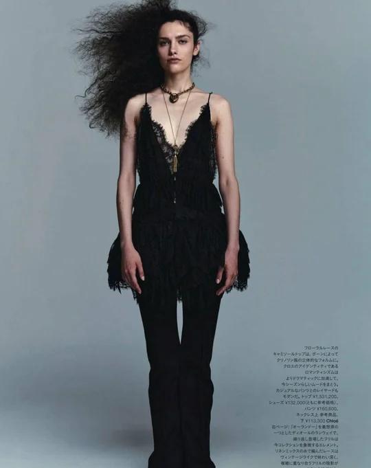 芭莎时尚大片 | 优雅女子肖像
每天一个穿搭灵感 时尚芭莎 摩登女孩 爆炸头 妆