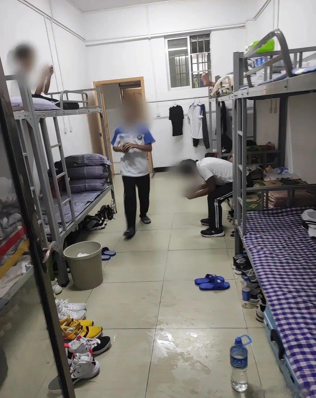 遭学生质问的10人间宿舍条件怎样  云南富宁一中宿舍图，这是一位云南的同学发出来