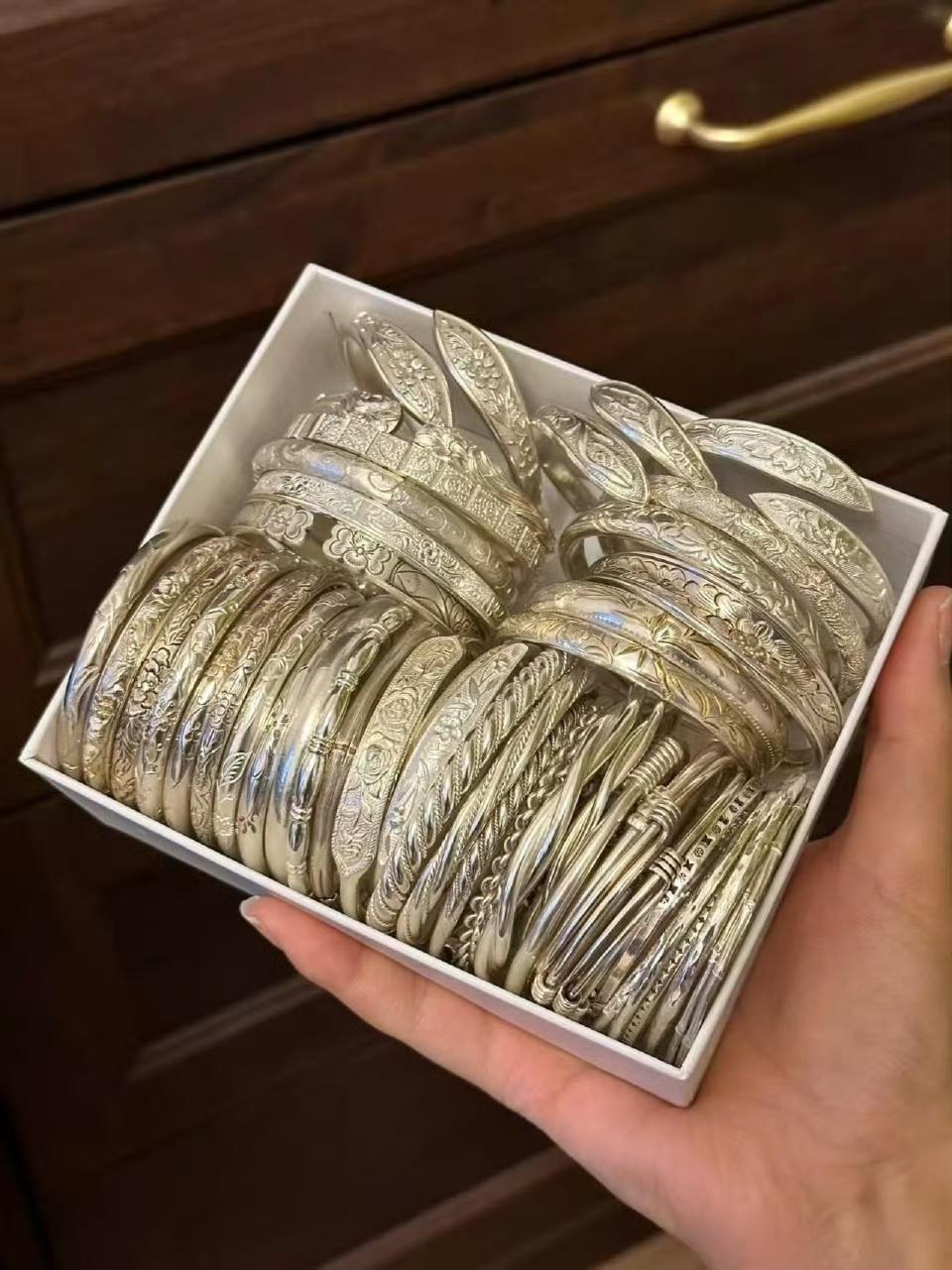 贵金属市场彻底分化！黄金还在稳步上涨，白银已开启“狂飙模式”，开年50天暴涨超8