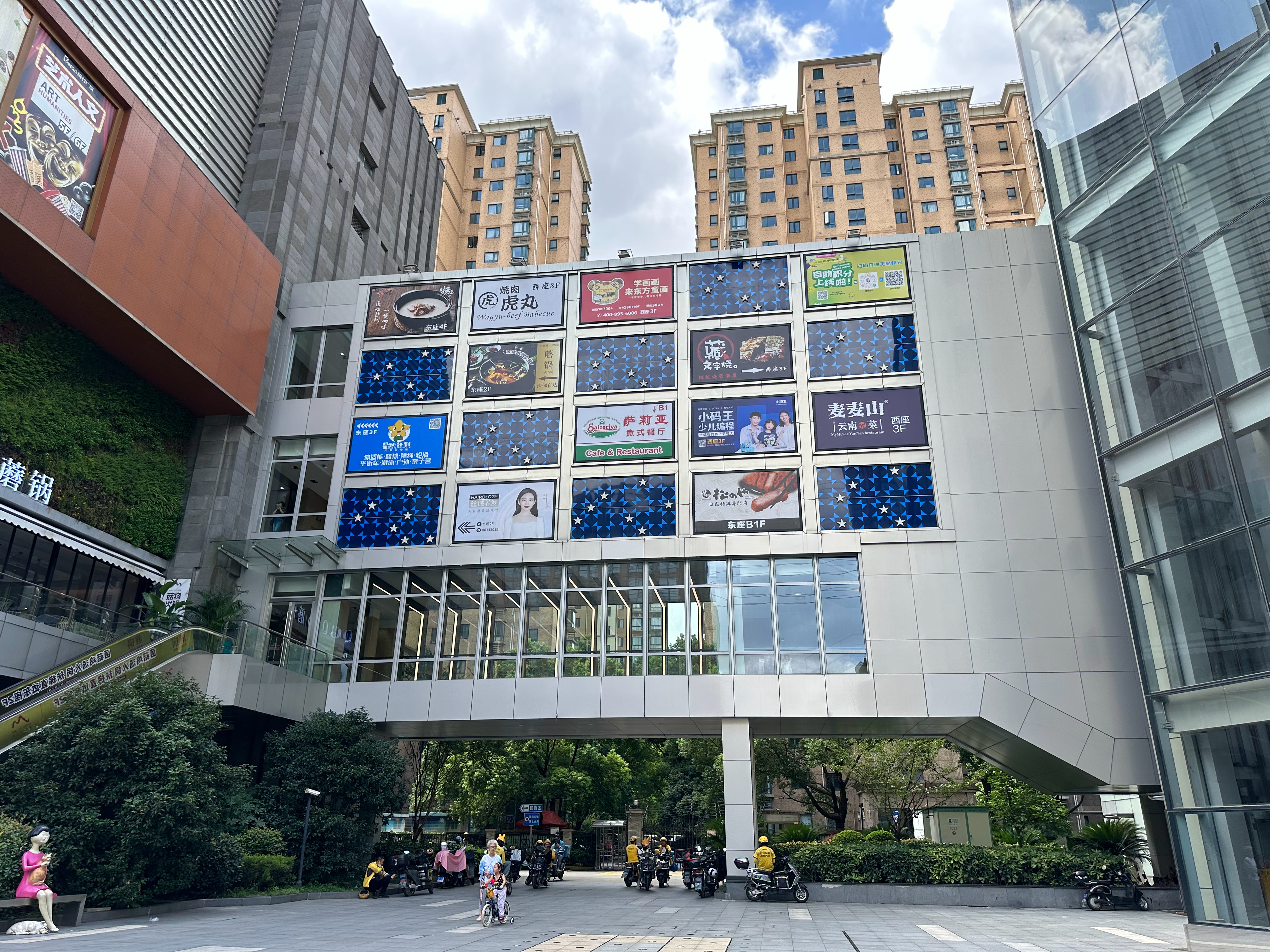 继续时隔4年，黑哥在上海，个人片面观察。4.在家附近的地铁站周围逛了一圈，远超预