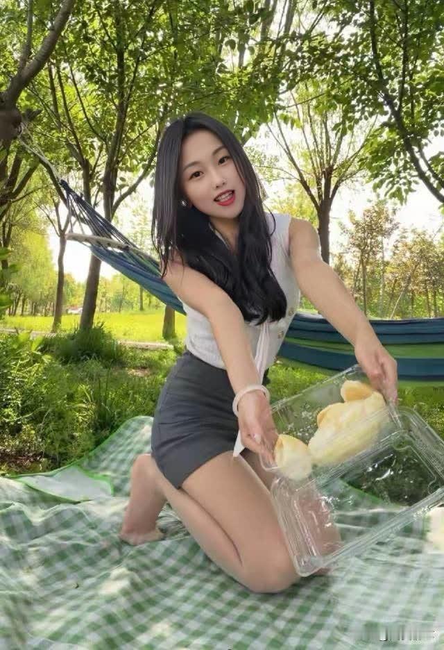 阳光下的野餐时光，美味面包与绿意相伴。