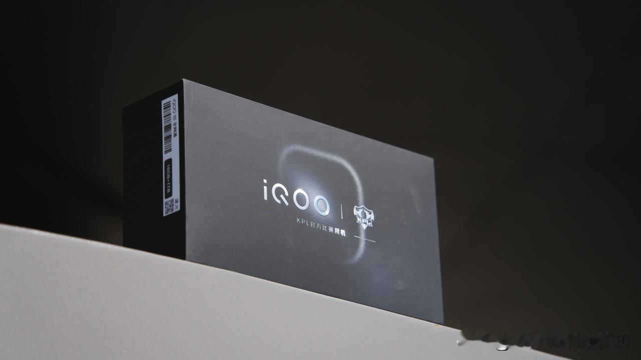 It's iQOO 16 『逐光』。
	
这机器外观曝光的时候有人说是『优酷手机