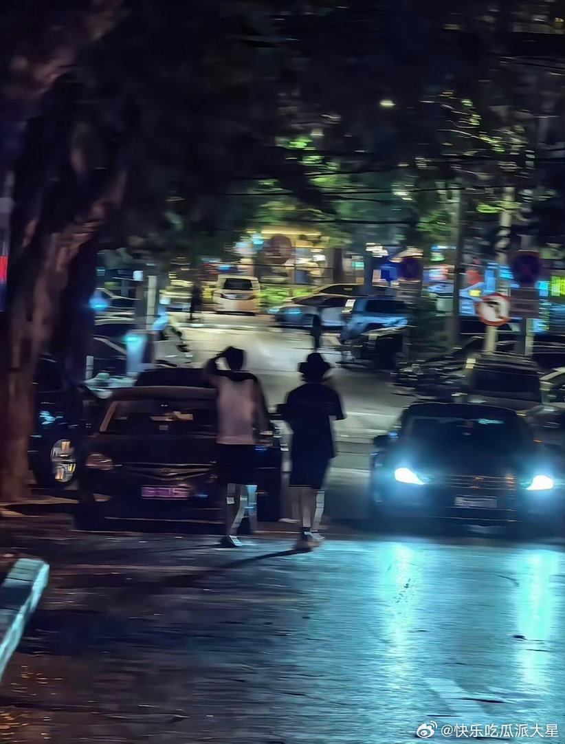 偶遇宋威龙全伊伦散步网友在大连偶遇宋威龙和全伊伦夜晚散步🌙白色背心搭配拖鞋，简