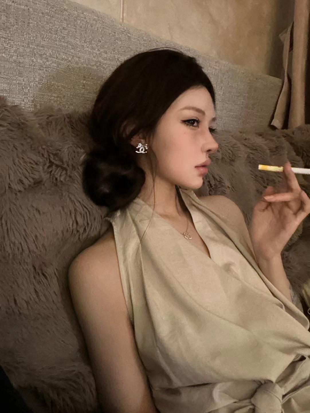 你没必要给我看你流泪的眼睛 悲伤的表情 身上的疤痕 你画的画 你的心 ...