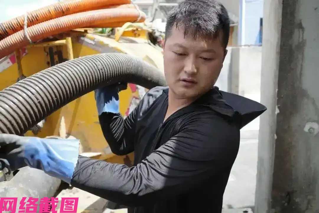 安徽淮北有男子从事环卫掏粪工作，家里的条件还可以，富裕家庭，但在自己的结婚现场，