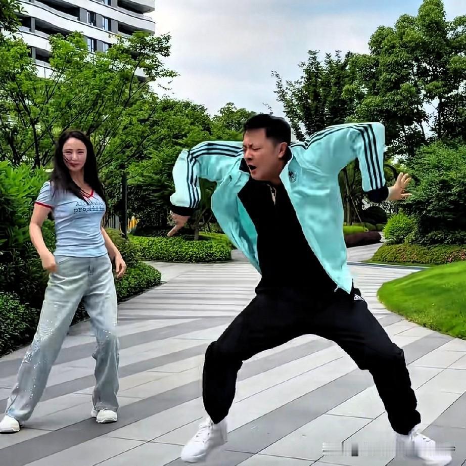 董璇最近在网上炸作的很火的，但是她并没有什么好作品出来，不是跟着印小天在一起跳舞