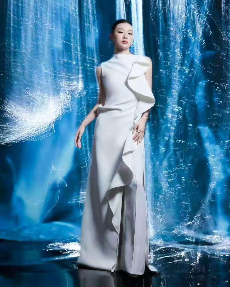 单依纯晒全运会工作照骄傲时刻！单依纯携全运会幕后工作照赴约开幕式，献唱主题曲《天