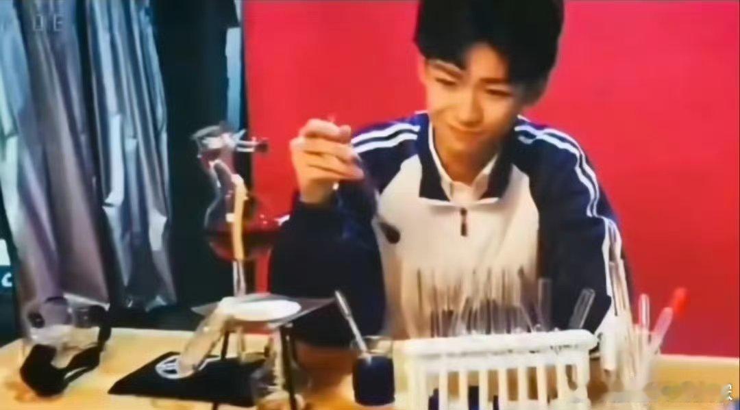 梓渝16岁时候的照片，真的好青涩啊！ ​​​