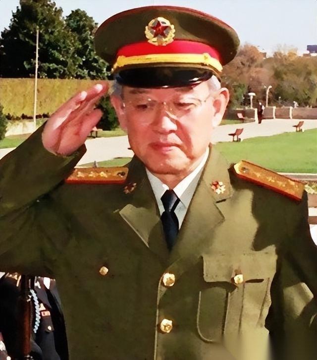 他曾在1992年至2002年连续担任解放军总政治部主任长达10年，是任期最长的主