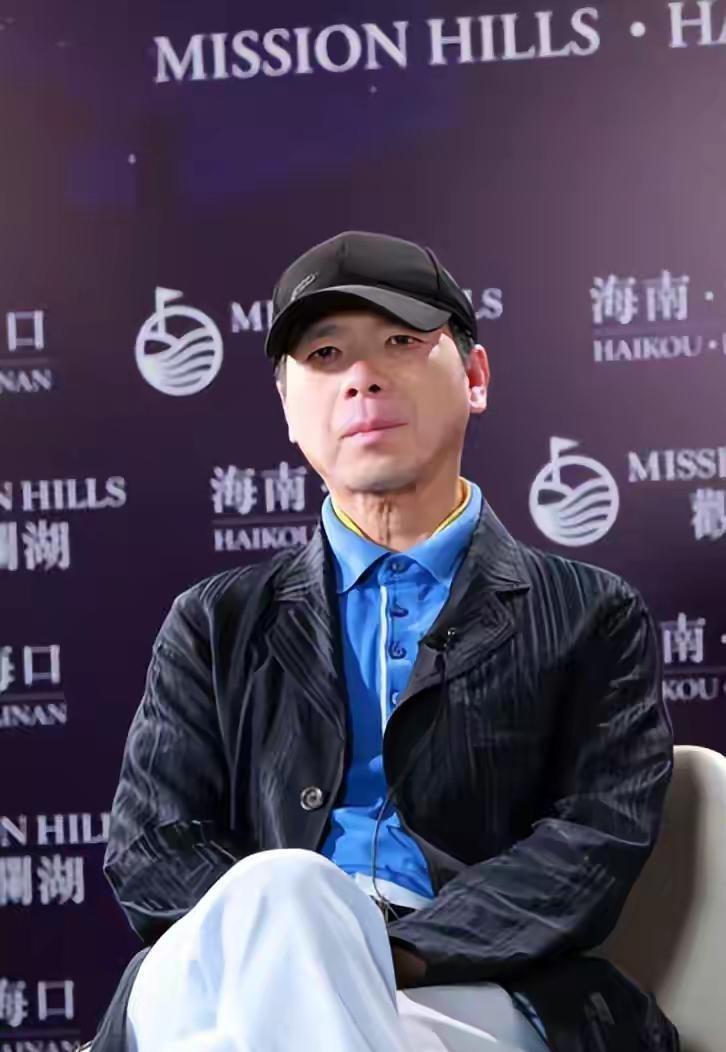 原本喧嚣的后台，因为这一声打趣忽然静默下来，冯小刚脸上的笑容几乎瞬间冻住，他直愣