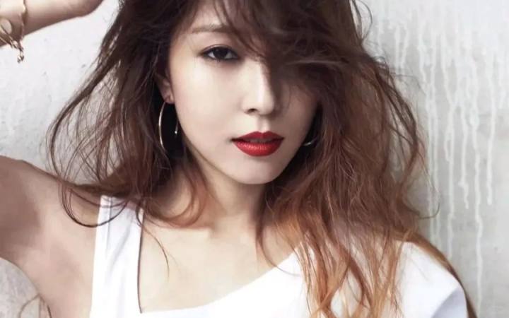 很突然！知名女歌手确诊急性骨坏死，演唱会紧急取消