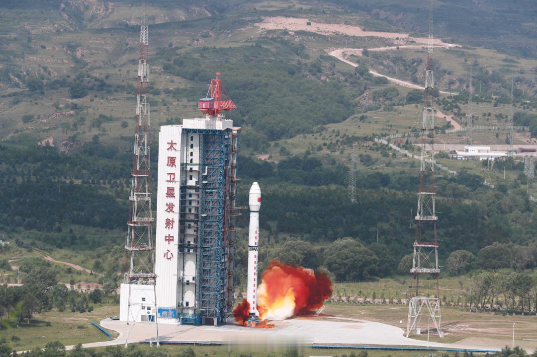 【早安丨航天历史上的今天 】2022年8月4日，我国在太原卫星发射中心使用长征四