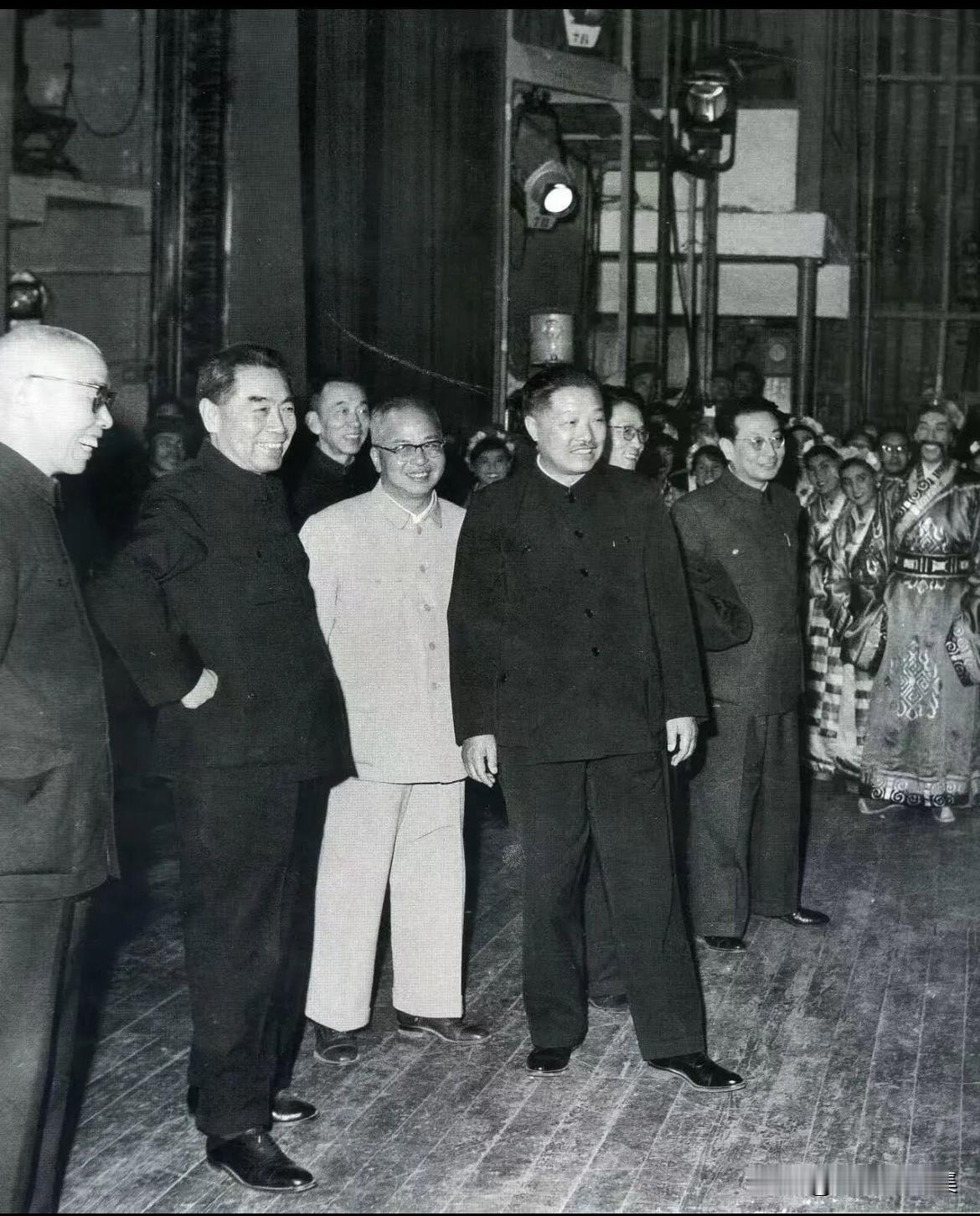 1960年3月8日，周恩来总理、贺龙元帅，在北京接见话剧《文成公主》剧组演员的珍