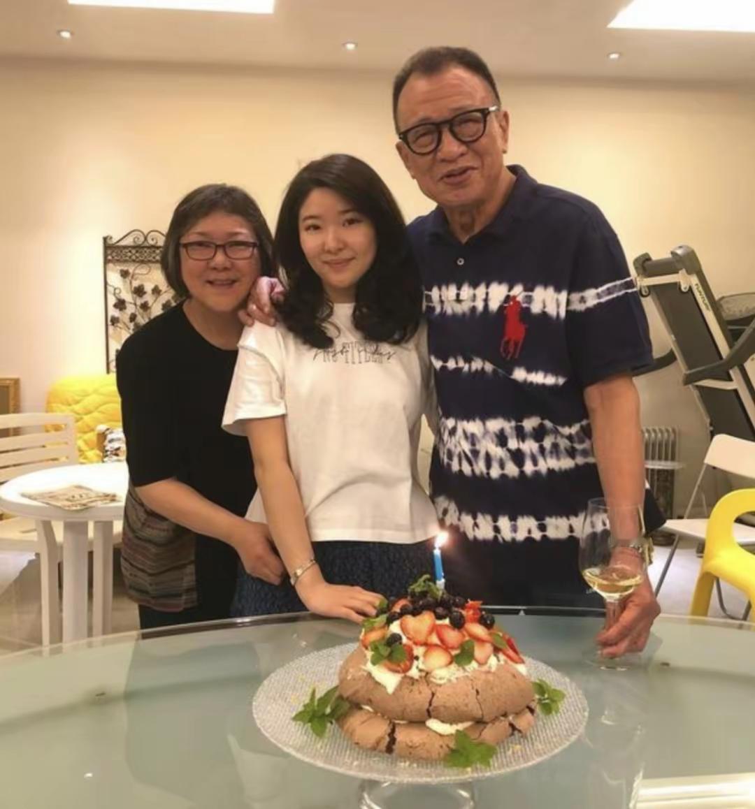 许绍雄在港圈里是出了名爱家庭，爱老婆，爱女儿。他在49岁的年纪才有了爱女许惠菁，