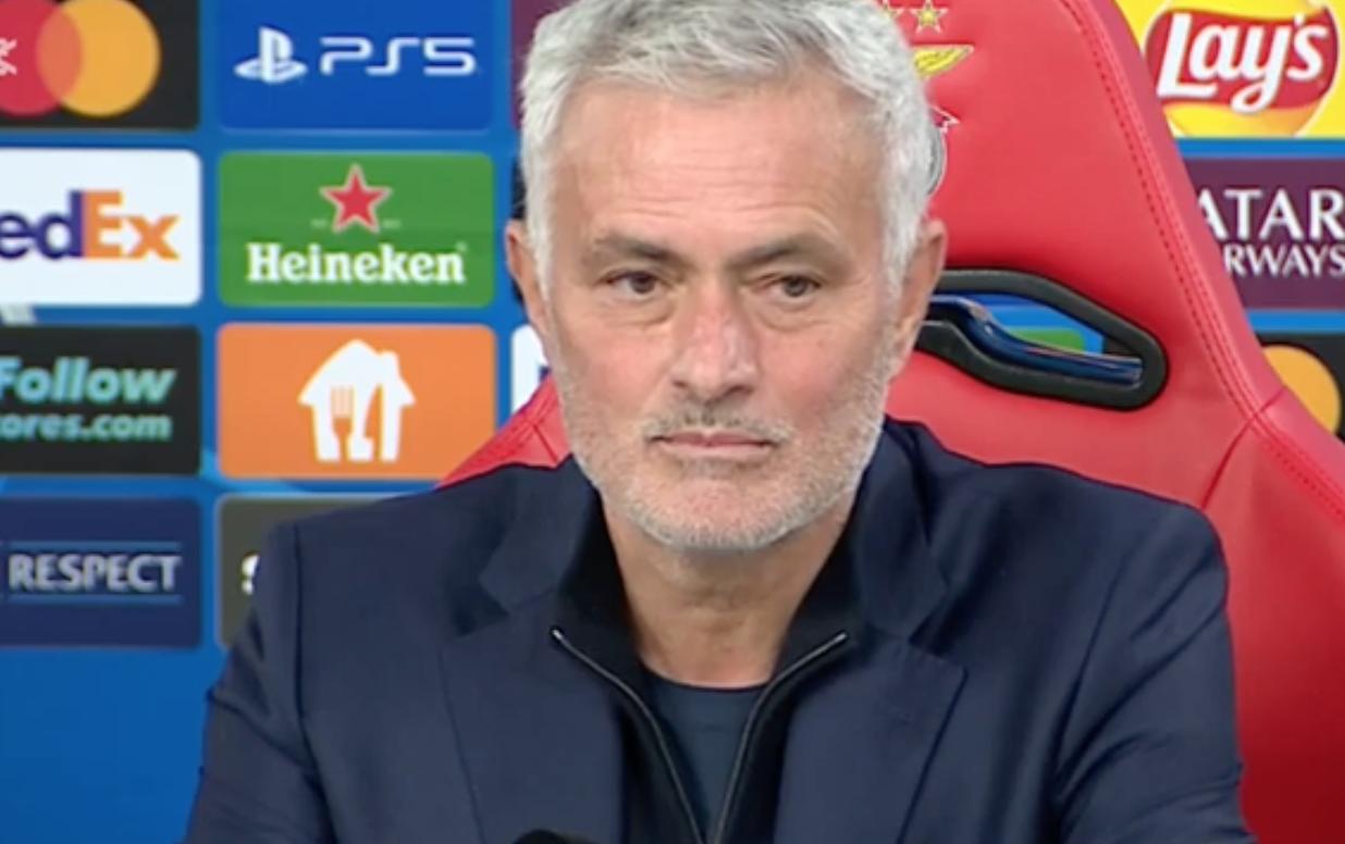 记者：“我注意到你拎着个包。是送给哪位记者的礼物吗？” 
穆里尼奥：“包是我的。