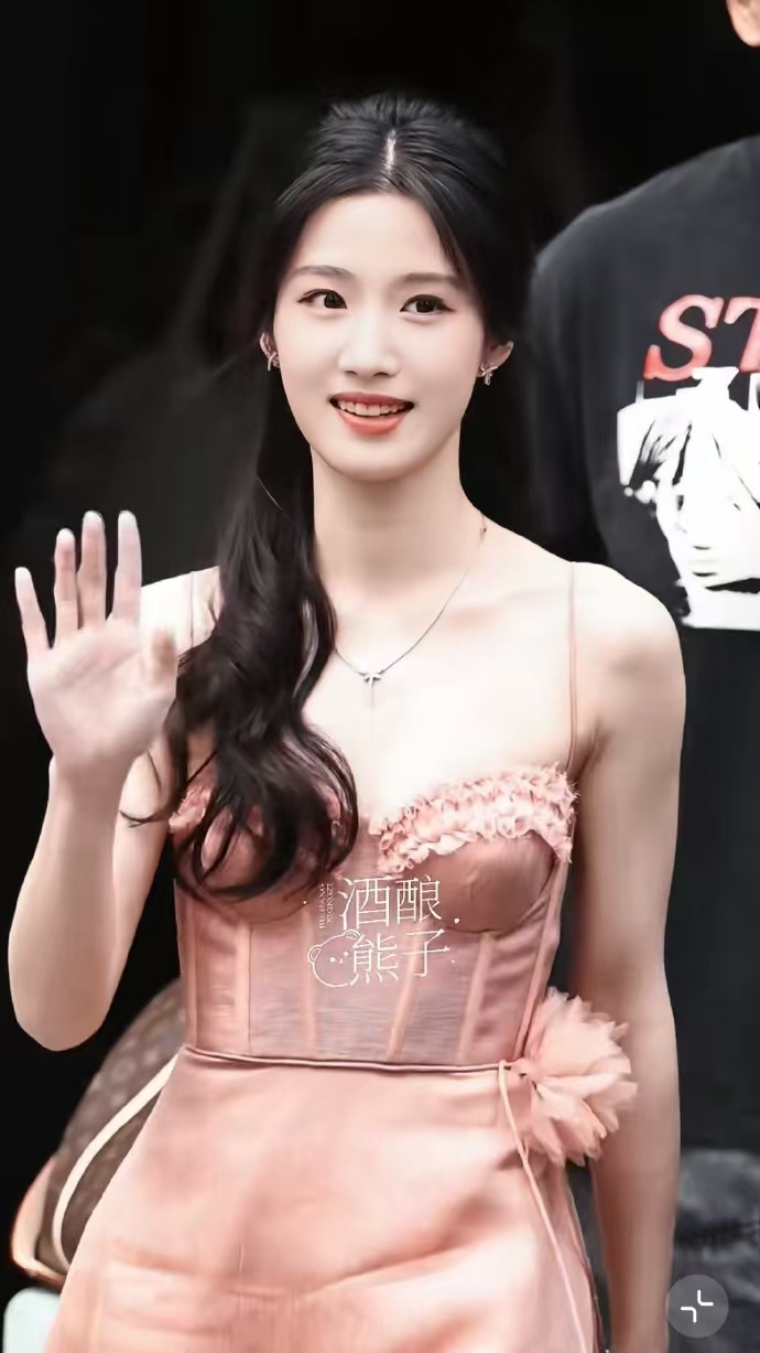 卢昱晓今日线下状态卢昱晓美人一大跳卢昱晓 芒果招商现场路透来了，卢昱晓身着粉色连