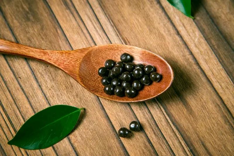 这几天工作压力大，晚上失眠得厉害，去看医生，医生给开了药。我拿到药一看，是中成药