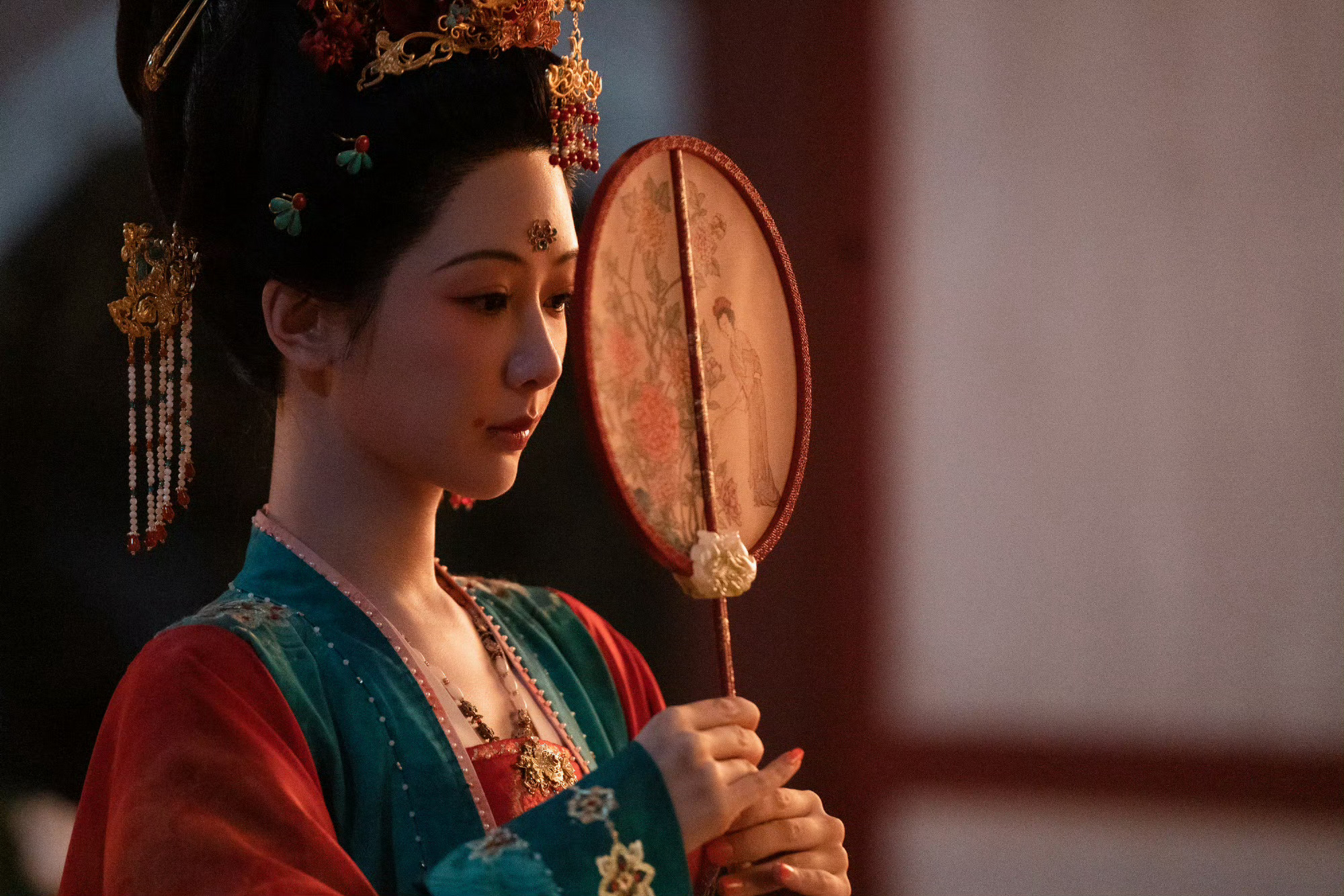 杨紫国色芳华出场镜头 真的太美了，见不得何惟芳被打，看的气死我了，前夫哥有你后悔