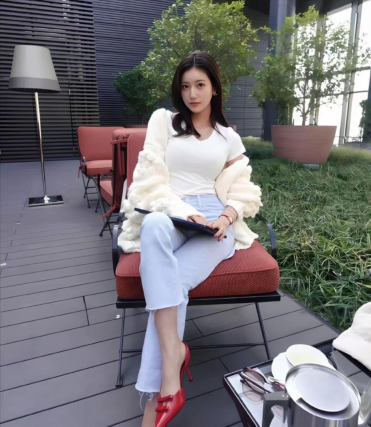 谁能想到啊
一张清纯到能掐出水的初恋脸
底下配的是一副让所有周刊词穷的顶级身材