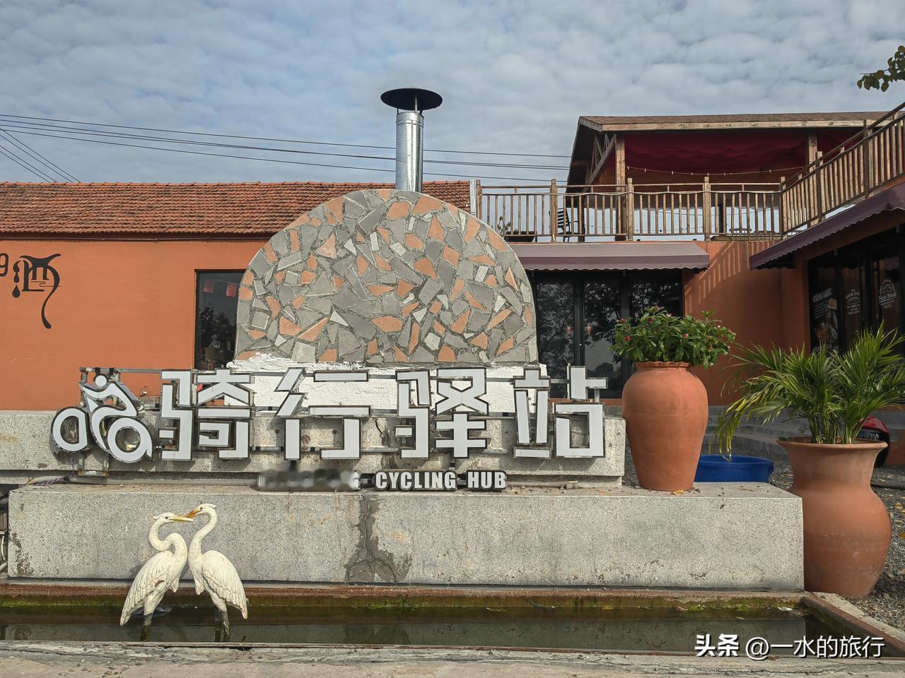 葛庄，位于沂水诸葛跋山水库（又名龙泉湖）北岸，山环水绕，风景优美。葛庄历史悠久，