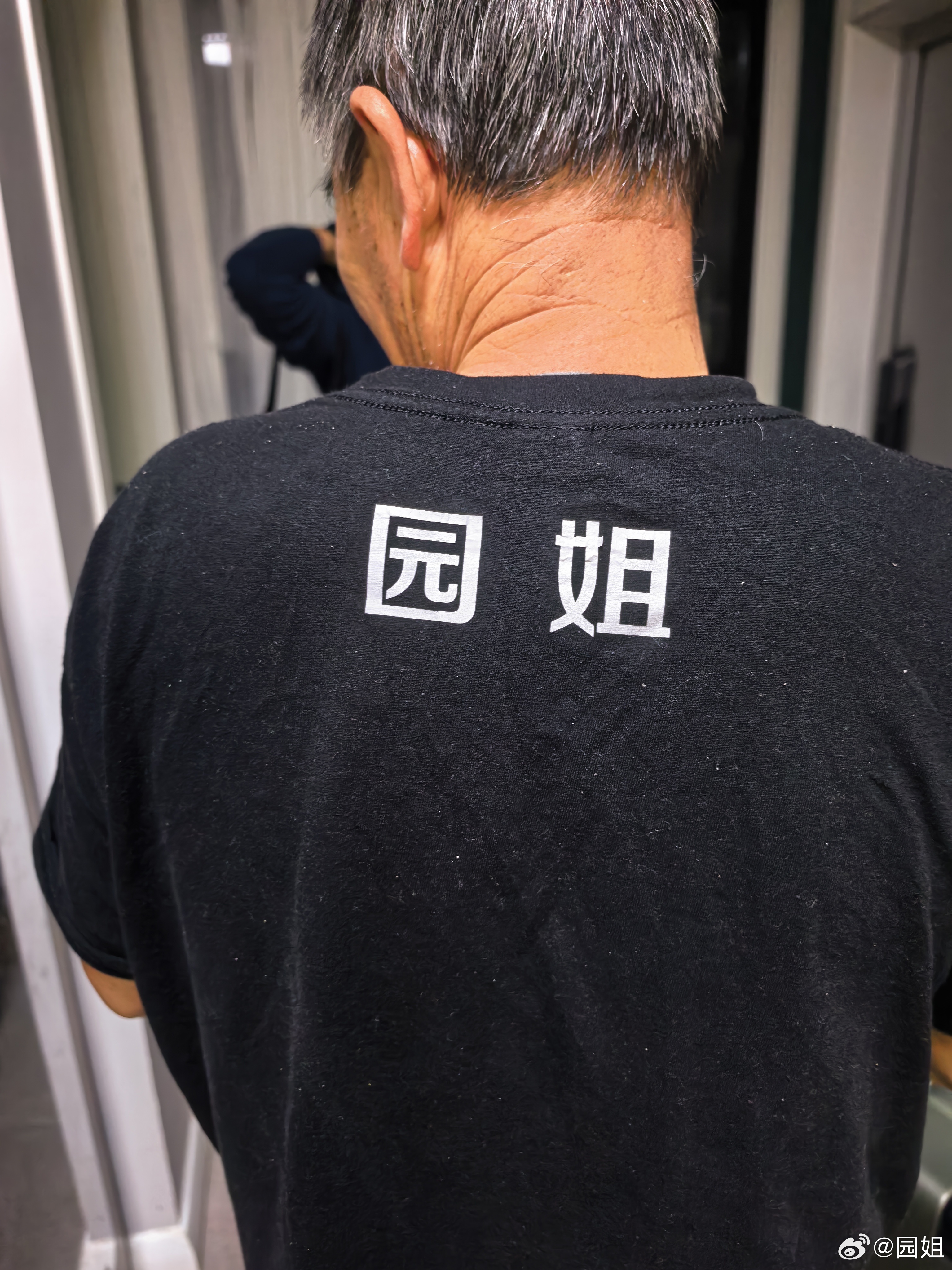 我老爸才是我最牛的粉丝，天天穿我的广告衫去接娃、去买菜、去赶大集、去小区里带娃[