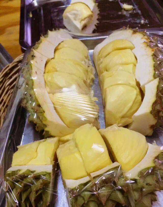 我发现在泰国，榴莲外皮还是青绿色的，可里面的果肉澄黄，非常好吃，根本没有发软发苦