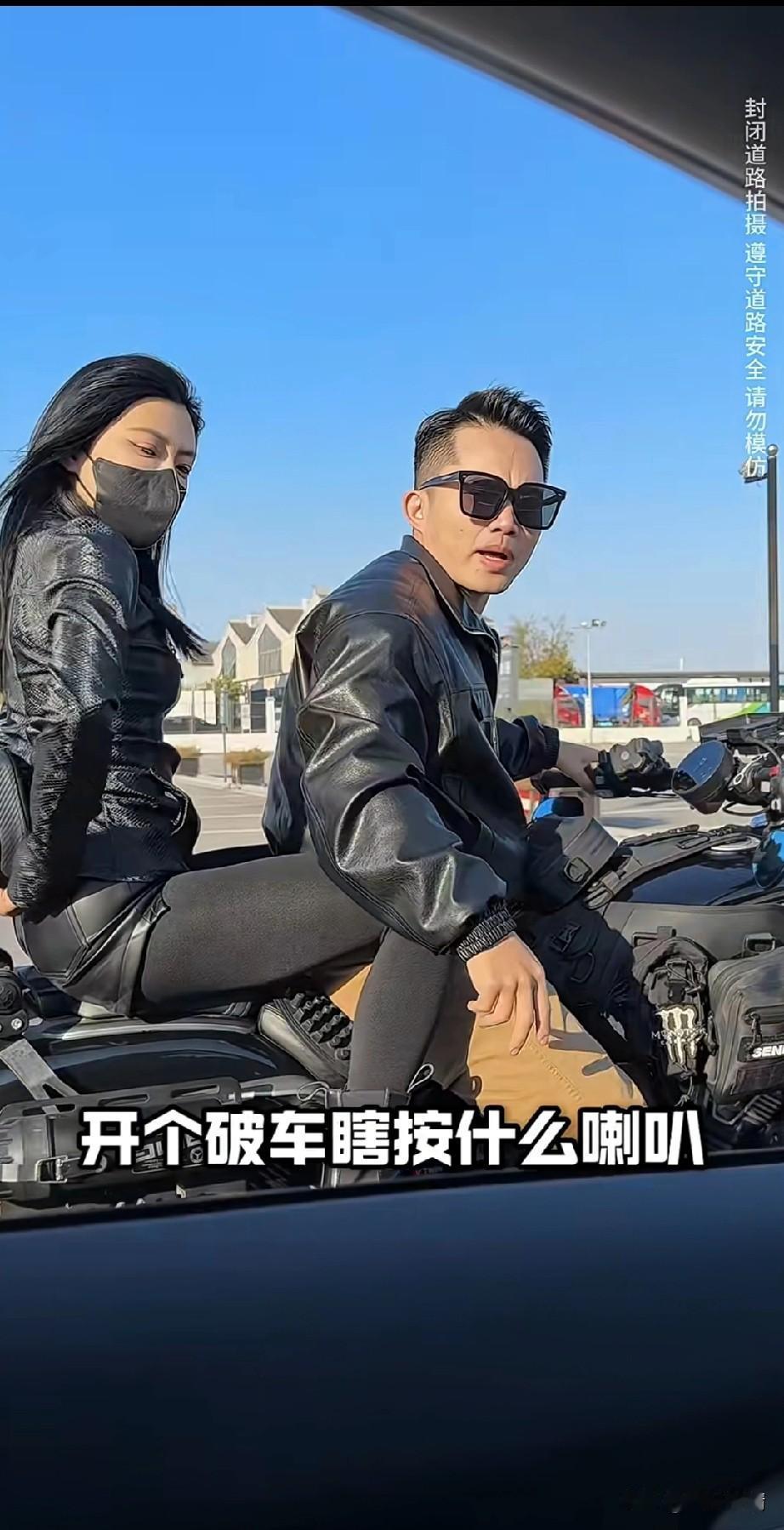 男子去4s店买车，
刚进4s店就发现两位销售人员下班，
他一着急直接按了喇叭，