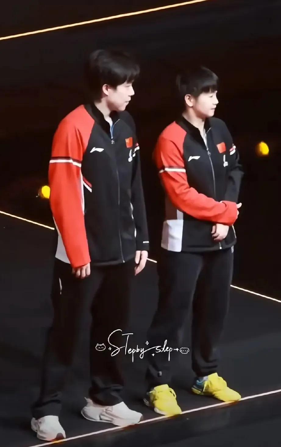 这一幕把我看哭了。
领奖台上，王楚钦icon看到孙颖莎icon过来了，就和她搭话