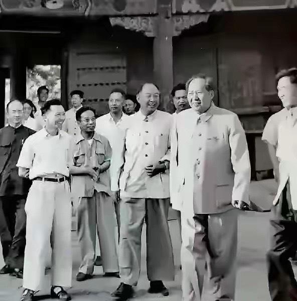 这张照片拍摄于1958年6月6日，北京中南海瀛台，记录了毛主席参观首次在中南海举