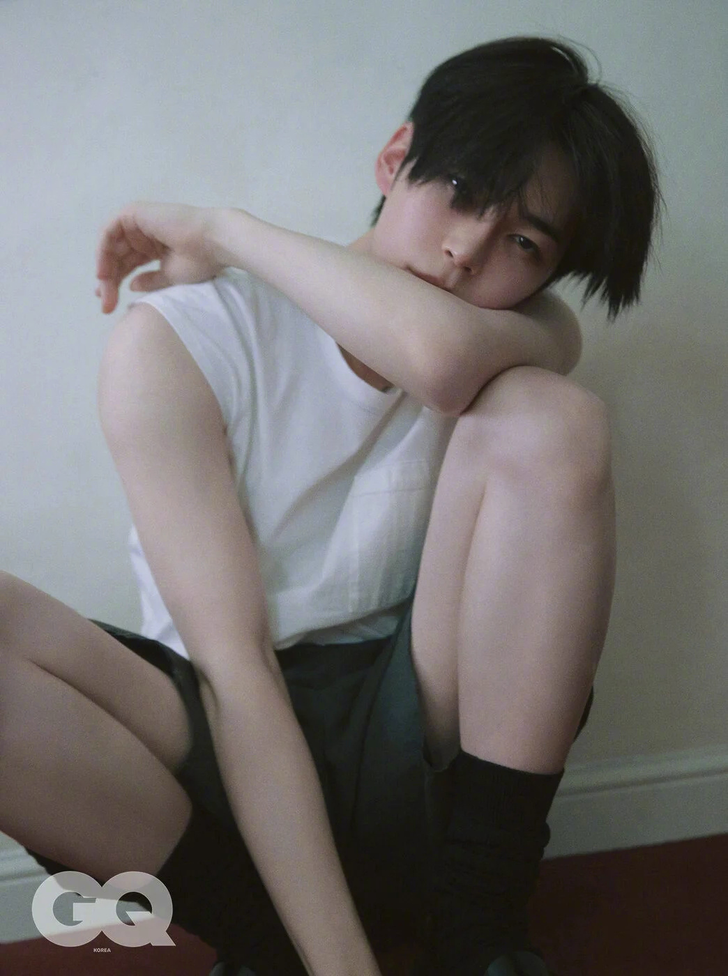 成韩彬  GQ KOREA 七月刊画报，来自男团ZB1的面孔，在青春与未完成之间