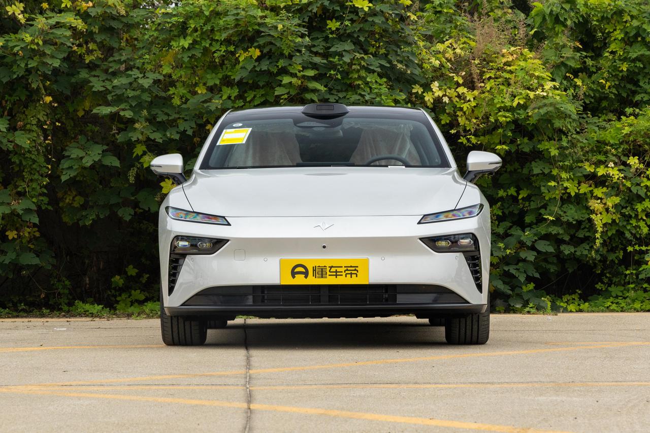 东风奕派 eπ007 + 的外观设计没得挑，原创度高、颜值亮眼，轿跑造型动感十足