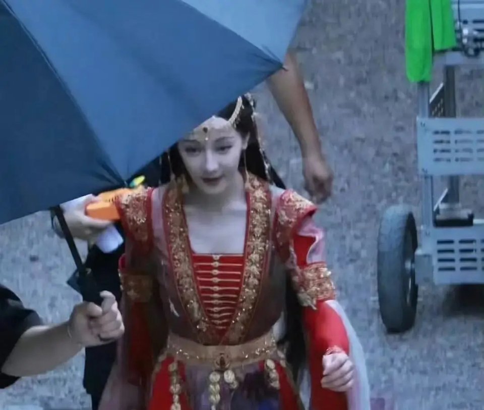 迪丽热巴瘦的骨头都漏出来了 ​​​