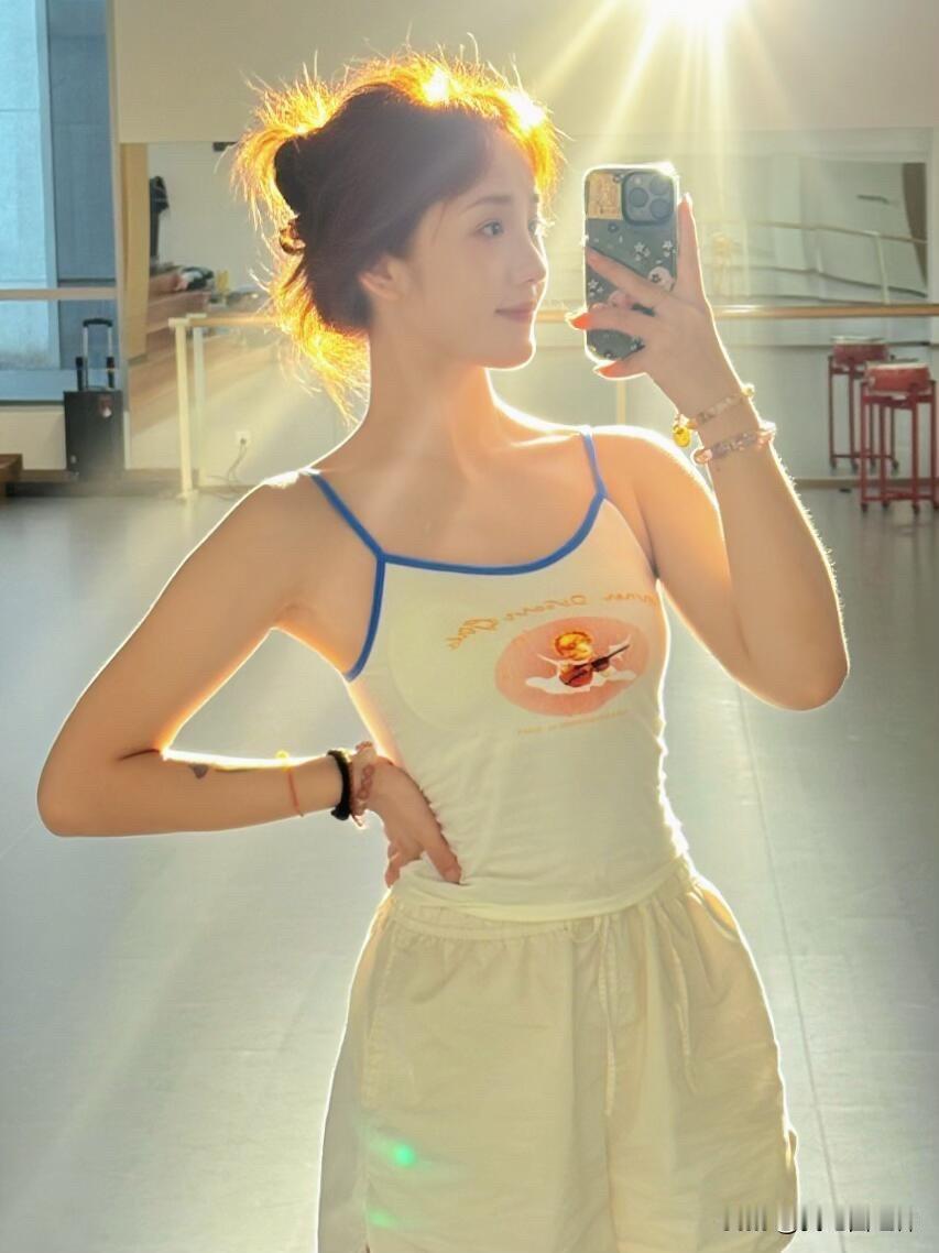 175身高，是一名艺考（剧目）老师工作生活在渝北，
96年，薪资待遇还不错
毕竟