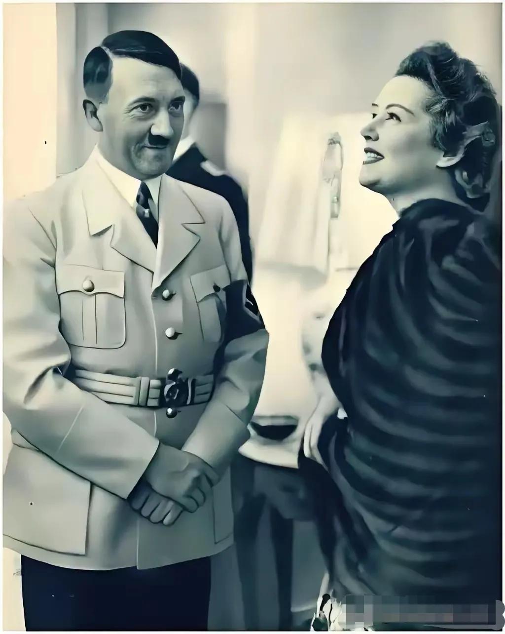 二战时期经典故事：希特勒注目观看的这个女人叫，奥尔加·契珂娃。她以无与伦比的美貌