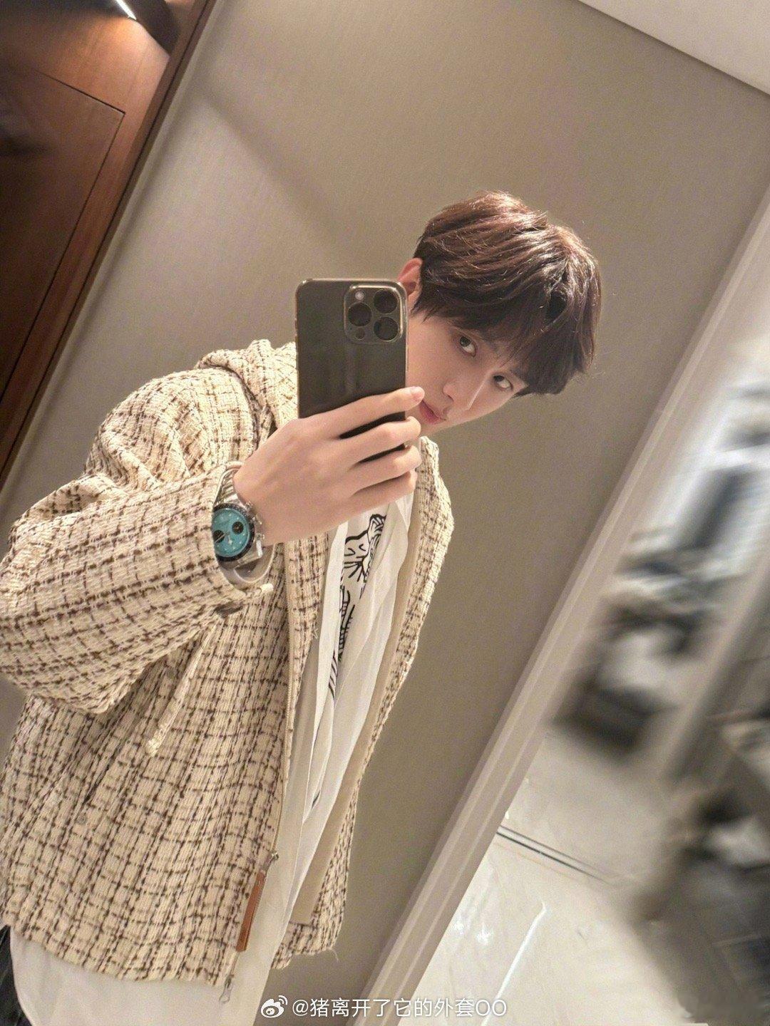 成毅营业晒出对镜自拍照，尽显清爽帅气，宛如男大学生一般，魅力十足。 