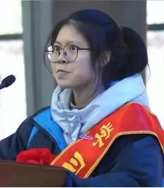谁能想到，3年前被全网群嘲“狰狞鸡血”的高考女孩，如今的蜕变，狠狠打了所有人的脸