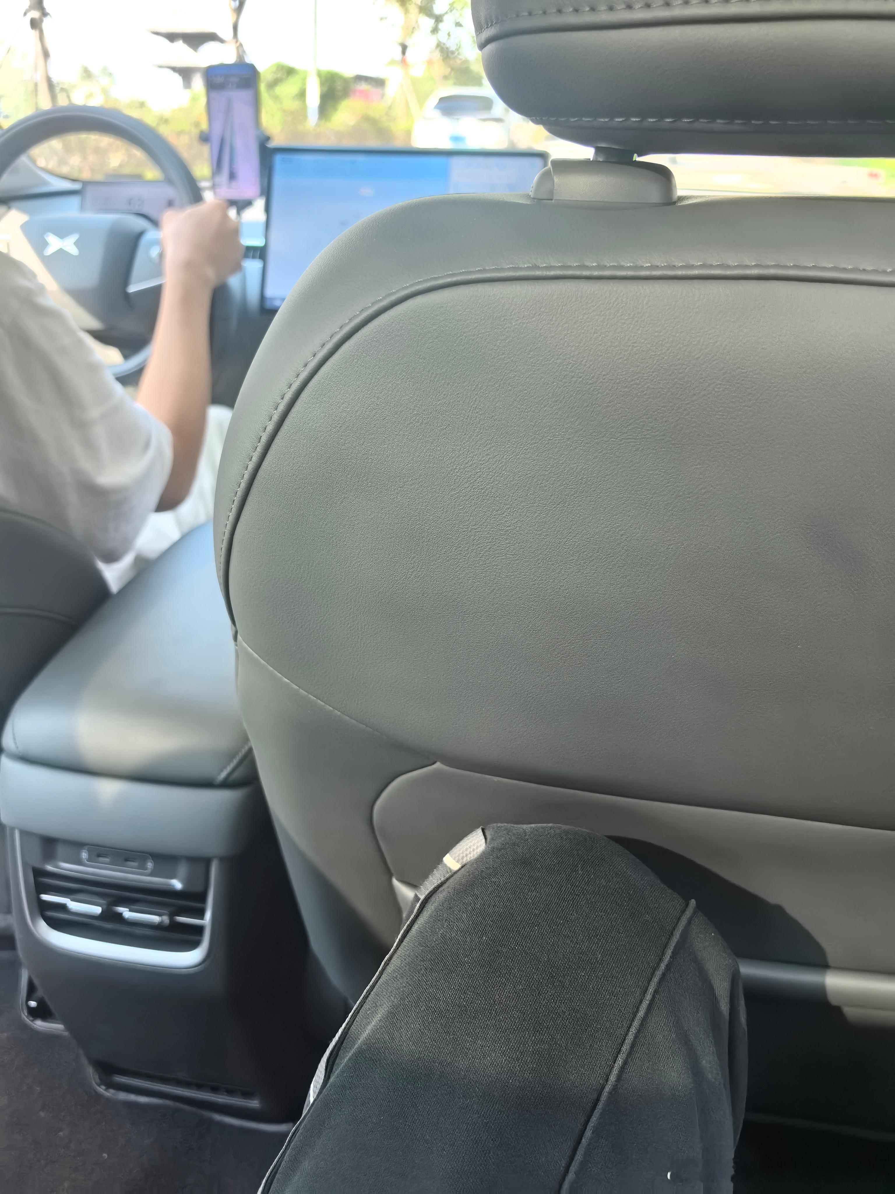 第一次打车坐小鹏M03，说实话后排没啥空间，但这车10万块买来上下班买菜，又觉得