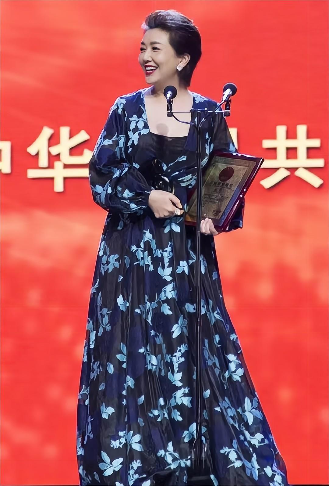 55岁的江珊，依然风韵犹存身材姣好，笑容灿烂自信满满。

江珊是一位在生活中经历
