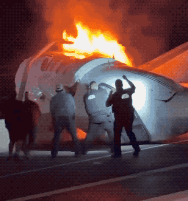 美国私人飞机坠毁公路：路人破窗救人，一死五生还！2026年6月16日晚约10点后