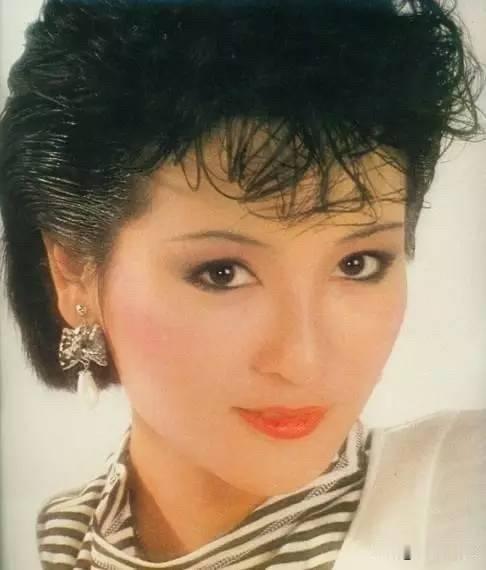 1979年，狄波拉被卷入一场风波之中。
当时有媒体曝光大批女星陪酒陪睡而被警方传
