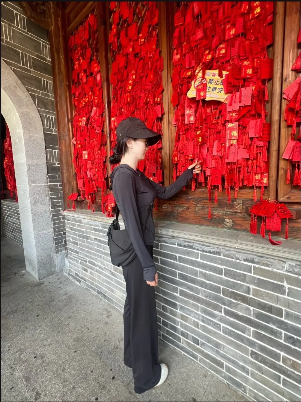 总有一天你会静下心来，像个局外人一样回顾着自己的故事，然后笑着 摇摇头...