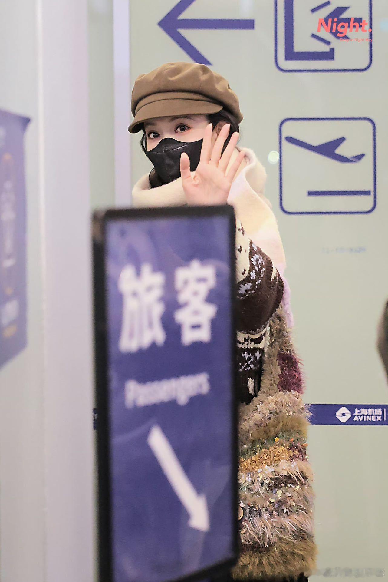 谁被孟子义的海外宠粉瞬间戳到了！印尼机场耐心和粉丝合照，英文交流超流畅，期待姐姐