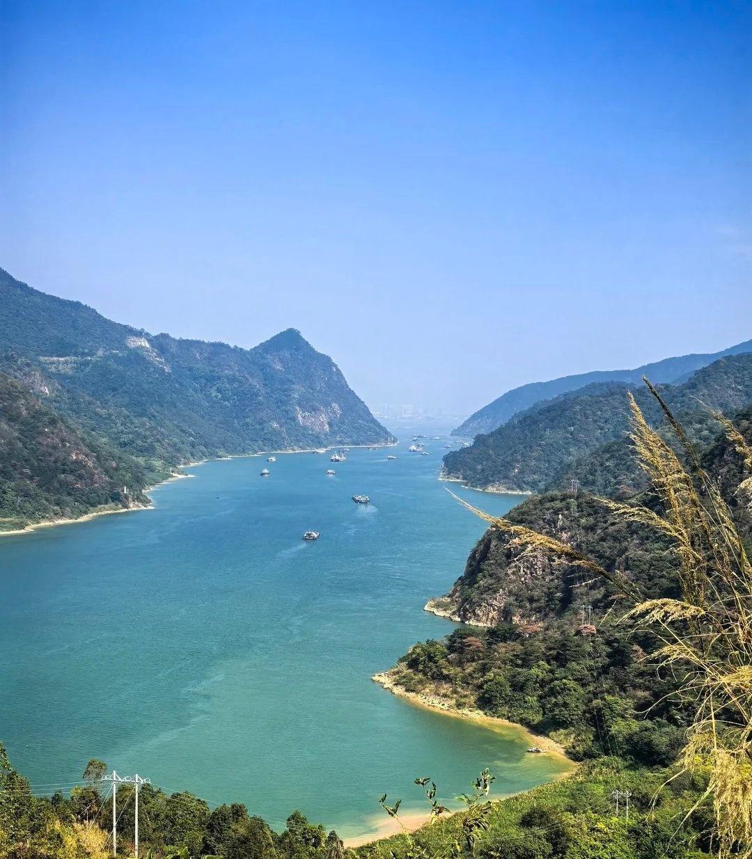 王宝强账户空了，连官司费都掏不出。
他拨通电话，只有陈思诚二话不说，深夜甩来30