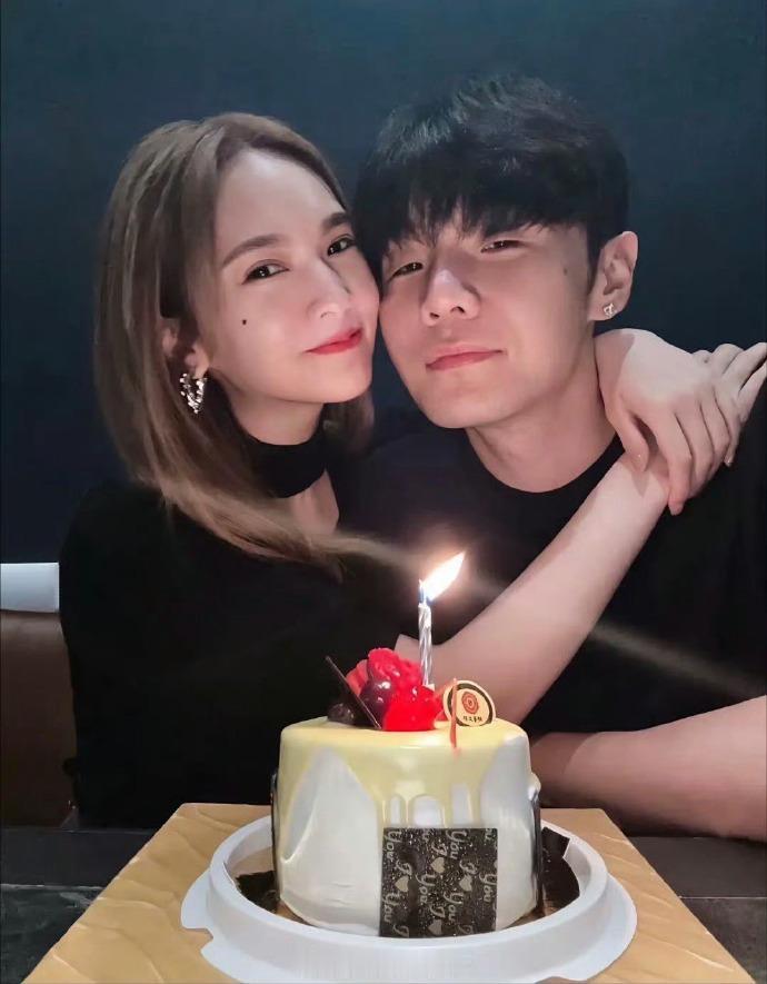 李荣浩亲吻杨丞琳播放量2亿从2014年一纸词曲定心动，到当众官宣恋情，求婚、领证