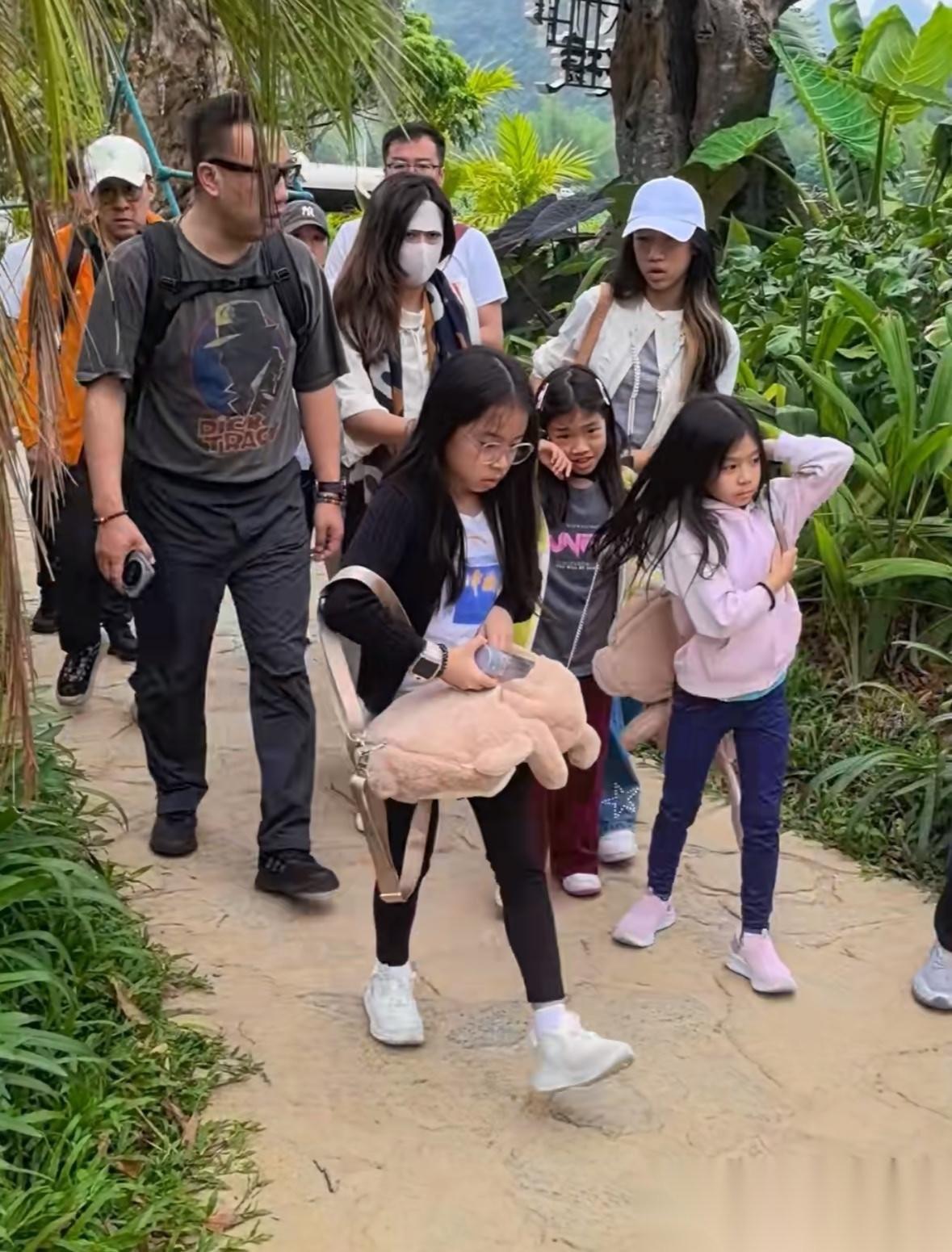 霍启刚带着三个孩子去广西崇左！
12岁霍中曦有长子范儿，很照顾妹妹。清明假期，霍